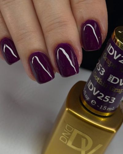 Uñas en gel color morado Gothic Grape de DND