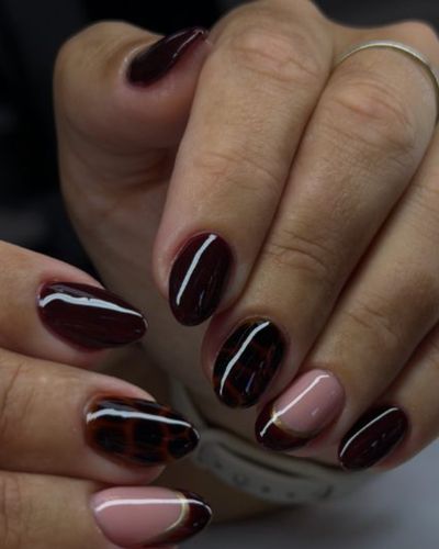 Uñas vino con efecto carey y francés nude